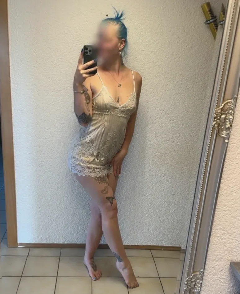 Courtney, 25