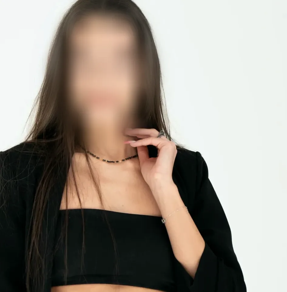 Holly, 28