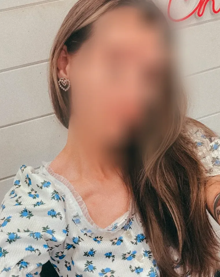 Laura, 25